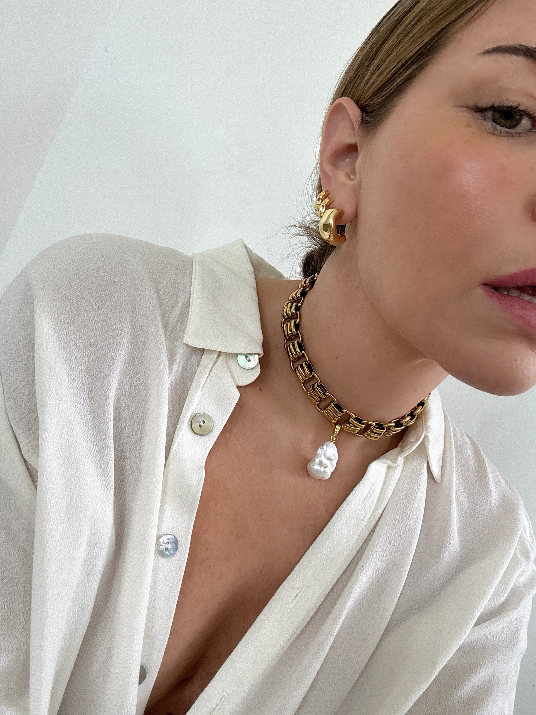 STATEMENT NECKLACES